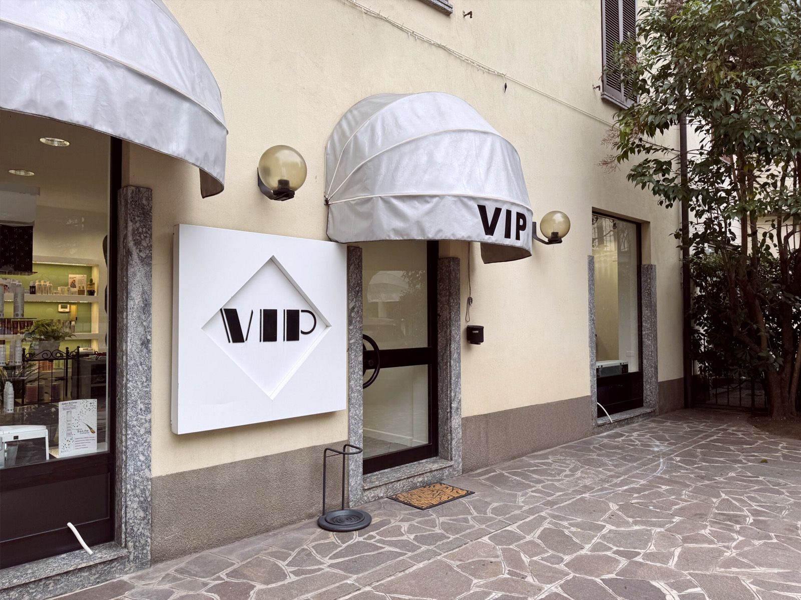 L'ingresso di VIP by Valentina Slyle a Lecco
